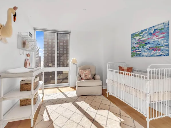 211 North End Avenue image 7 of 22