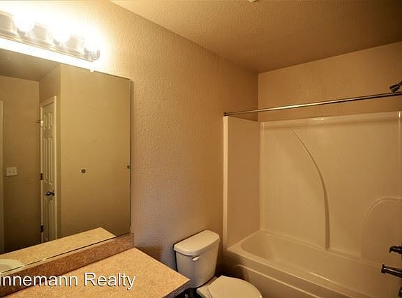 5th image of 928 Maplewood St Unit B