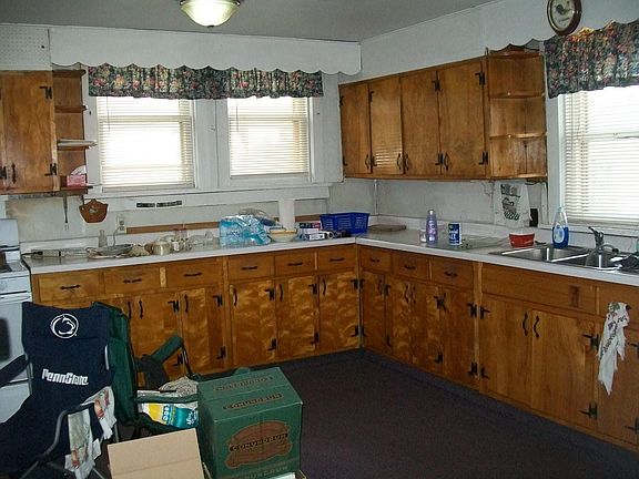4th image of 210 N Main St