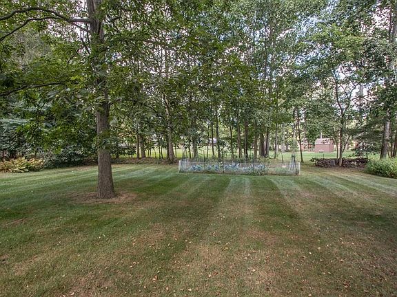 4th image of 10523 Laurel Ln