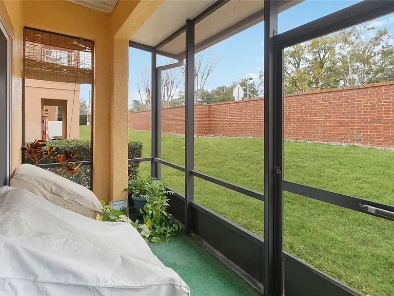 1240 Retreat View Cir — Photo 25