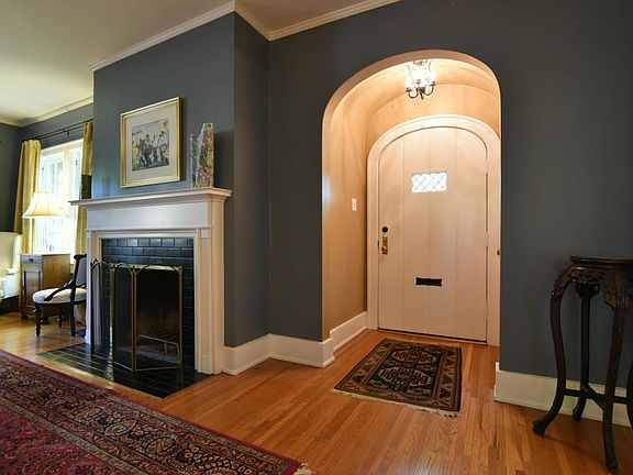 4th image of 2120 Woodford Pl
