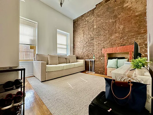 Rented by Bond New York | media 7