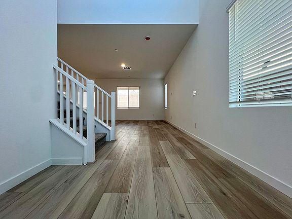 5th image of 313 Mount Tyndall St