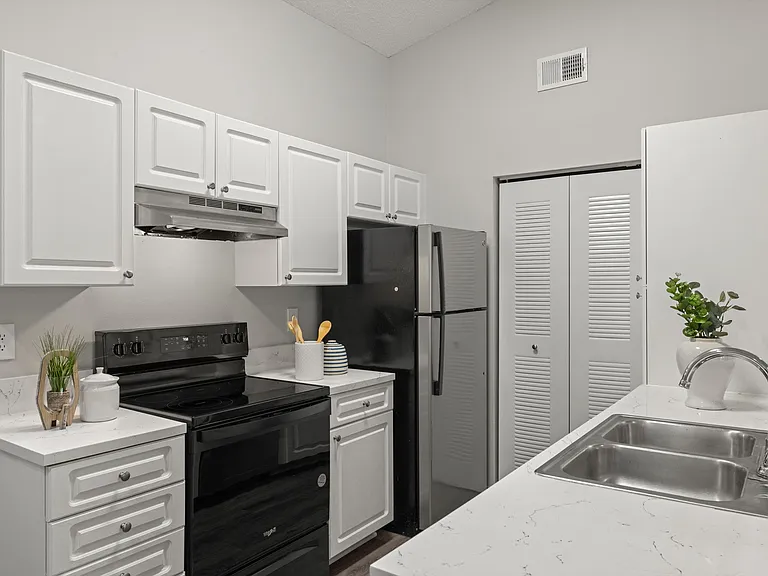 Oasis Naples Apartments — Photo 18