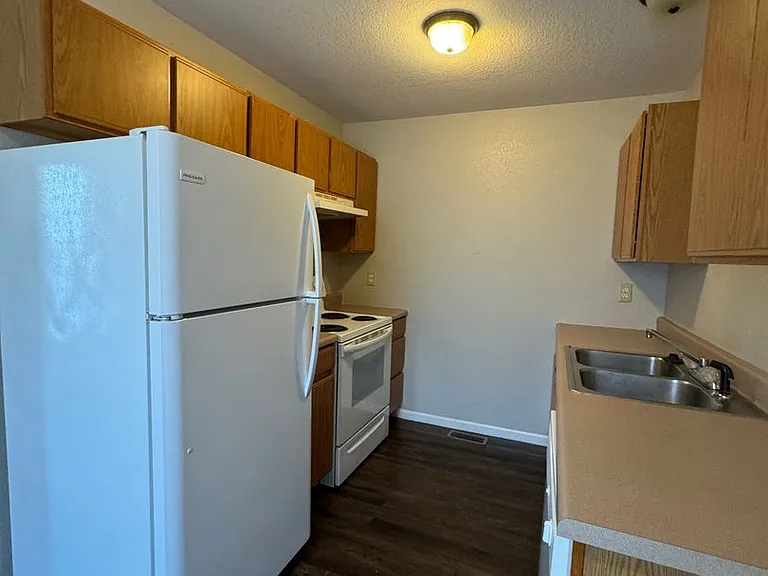 Bradford Terrace Apartments / 420 Britt Lane, RG — Photo 14
