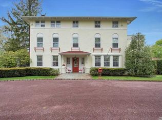 600 Chauncey Ln, Lawrence, NY 11559