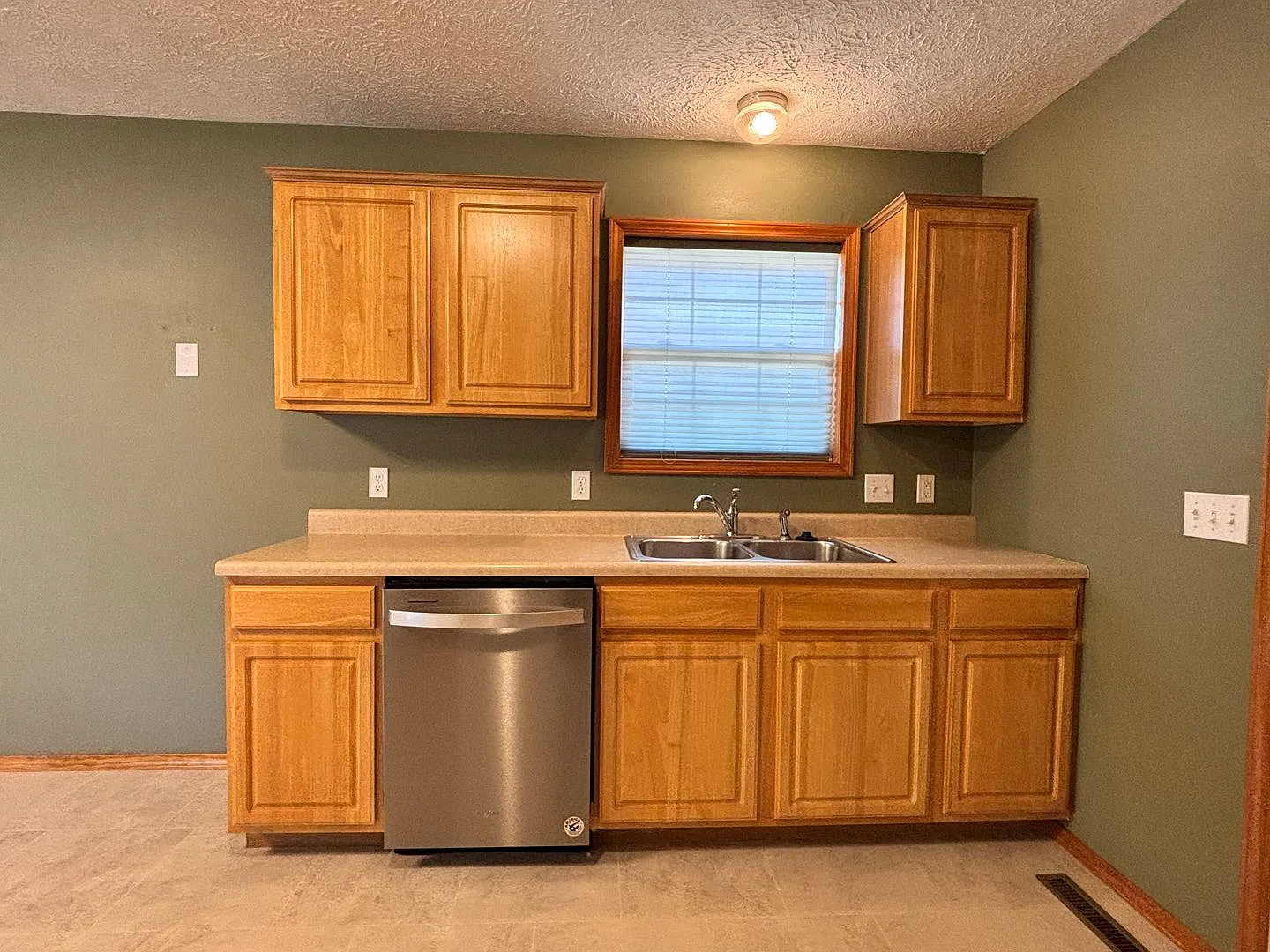 Cute 3 Bedroom 2 Bathroom 2 Car Garage Home available NOW!! — Photo 4