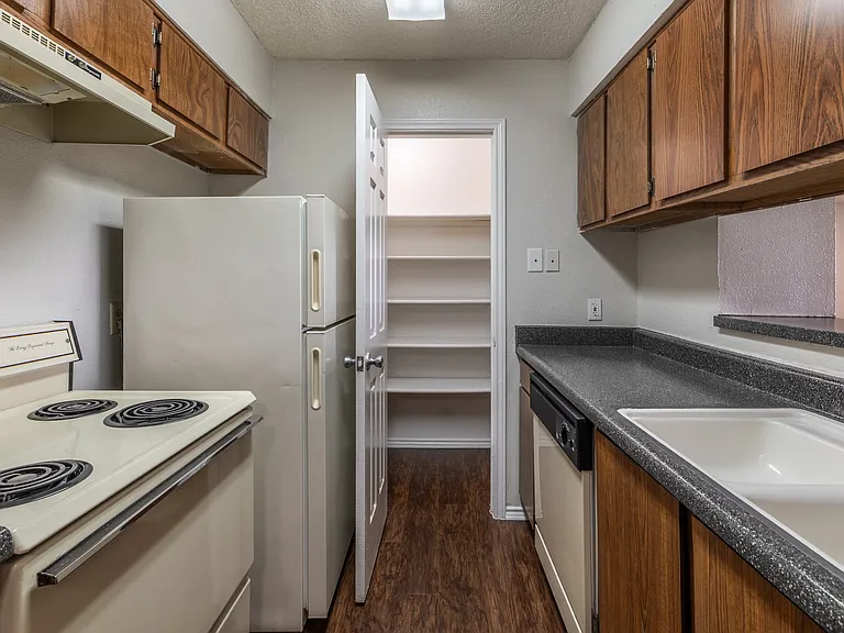Palisades Park Apartments — Photo 37