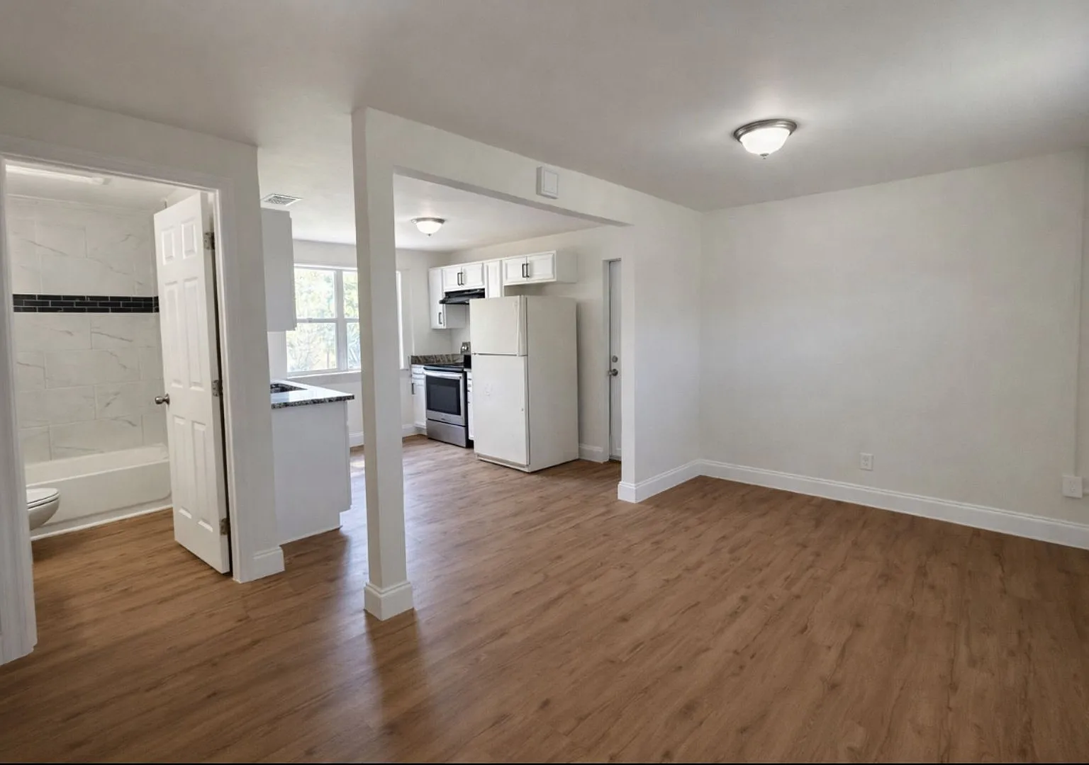 Beautifully Updated Annual Rental Move-In Ready & Great Location! — Photo 3
