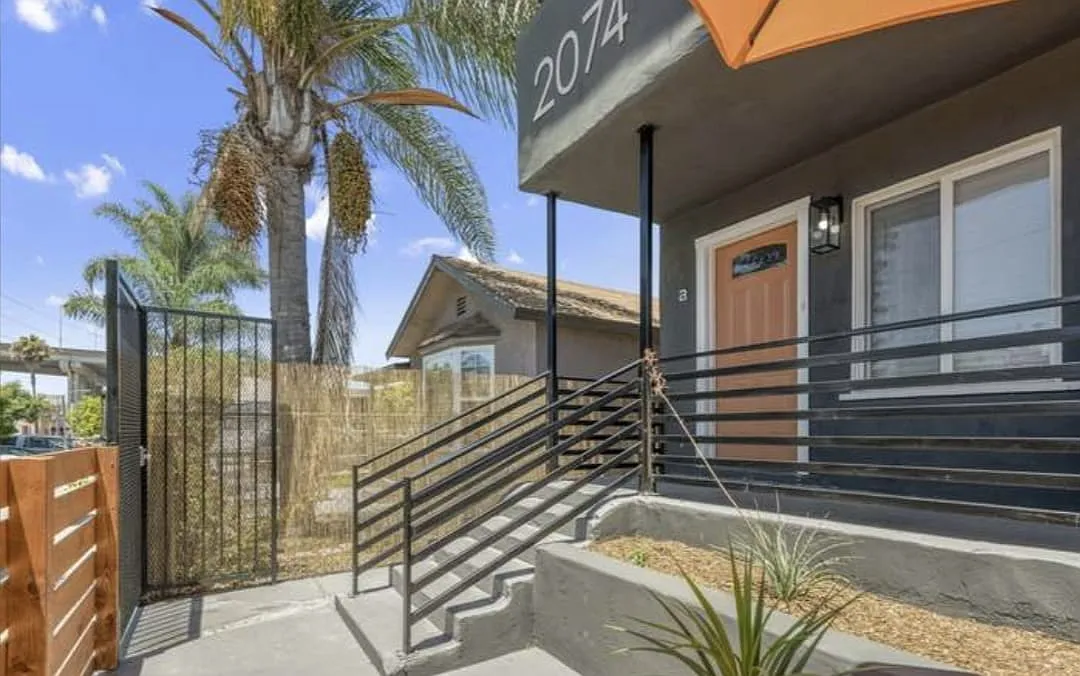 2 bed, 726 sqft, $3,090 — Photo 2