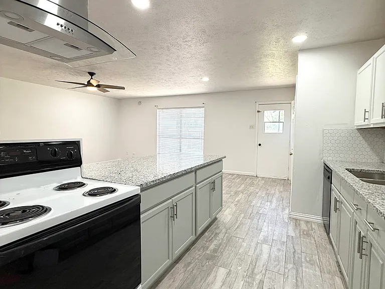 545 Oldbridge Dr — Photo 2