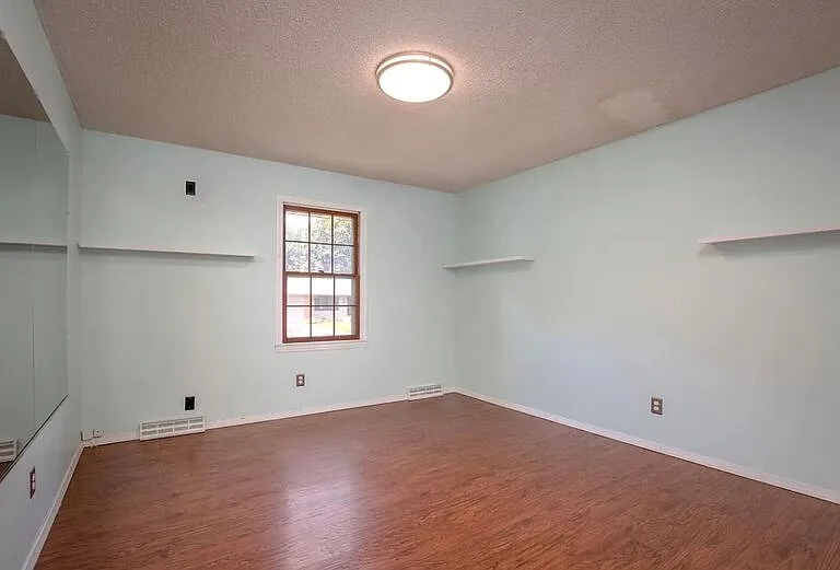 1714 W Swan St — Photo 13