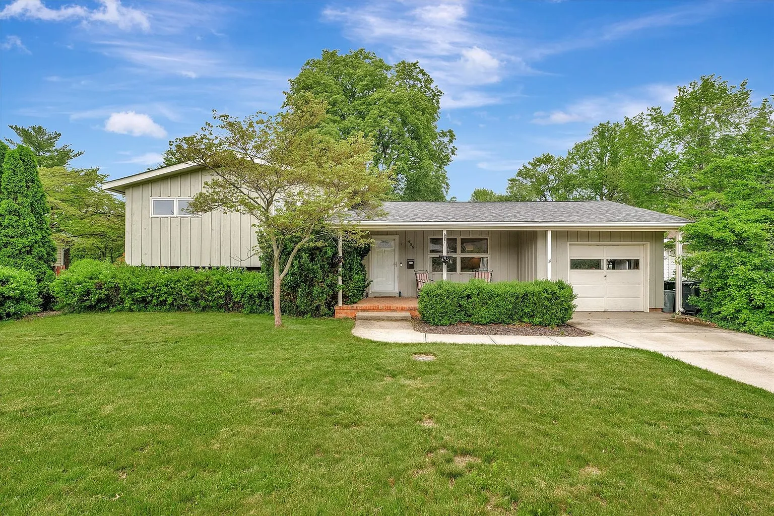 406 Burkwood Ct W photo 1