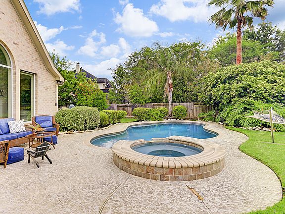 4th image of 3914 Sweet Hollow Ct
