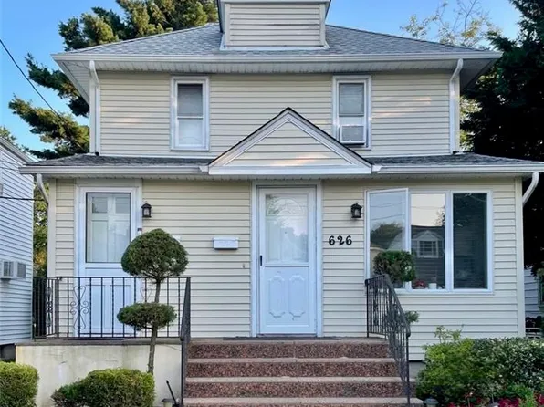 626 Stewart Ave Floor 2, New Hyde Park, NY 11040