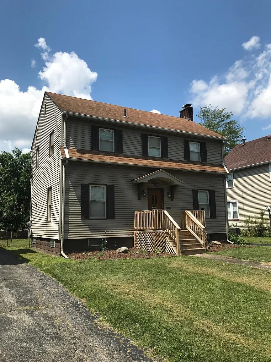 216 Oak Knoll Ave SE photo 1