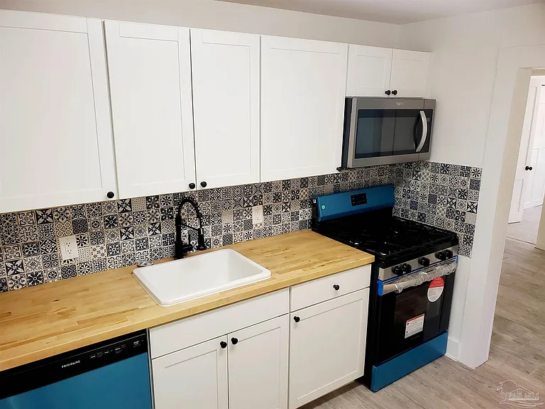 1215 N C St — Photo 24