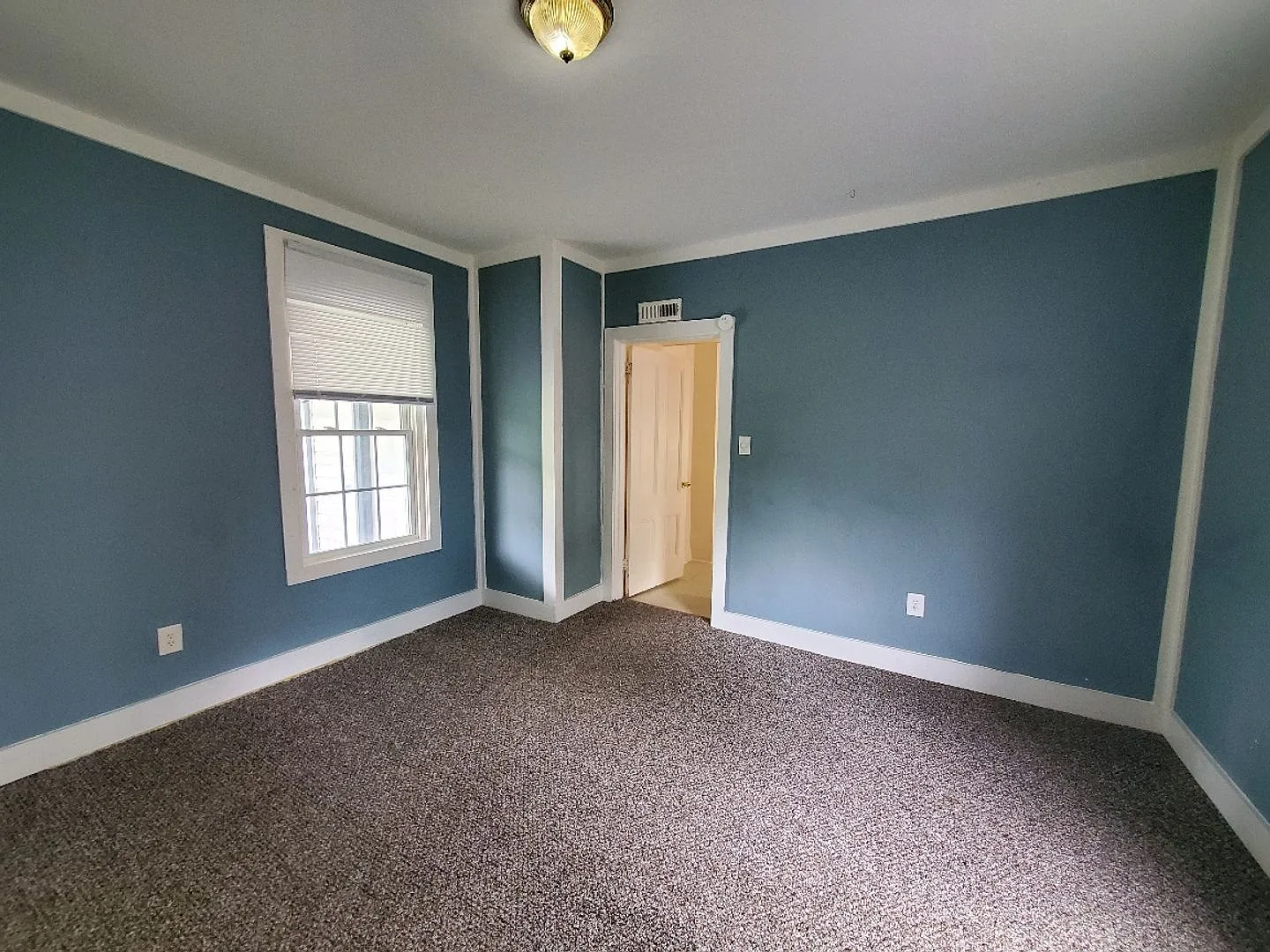 Spacious Downstairs Apartment — Photo 2