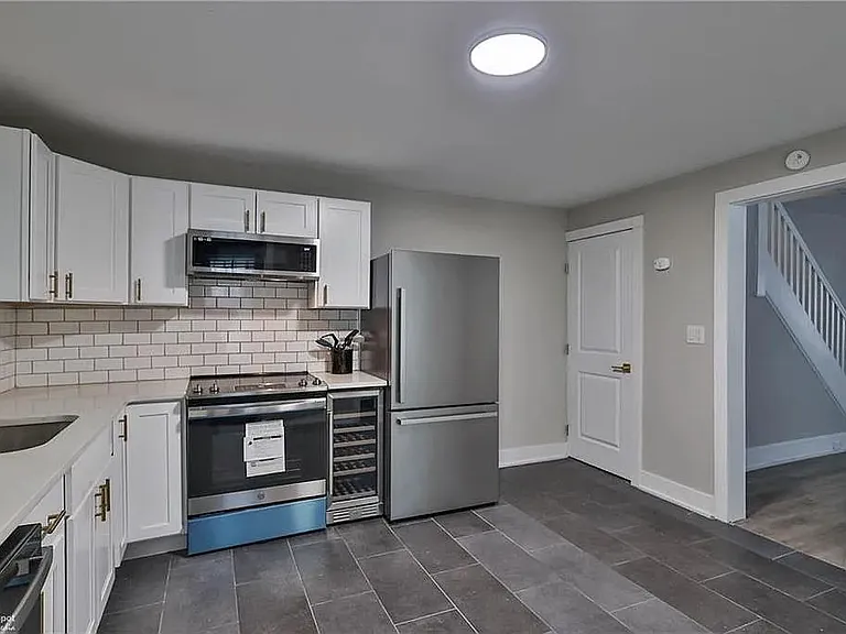 Kitchen - Tile Floor, Granite Counters, Stainless Steel Appliances