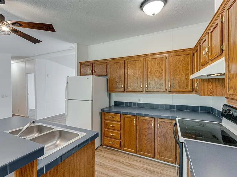 10708 Canyon Cir — Photo 15