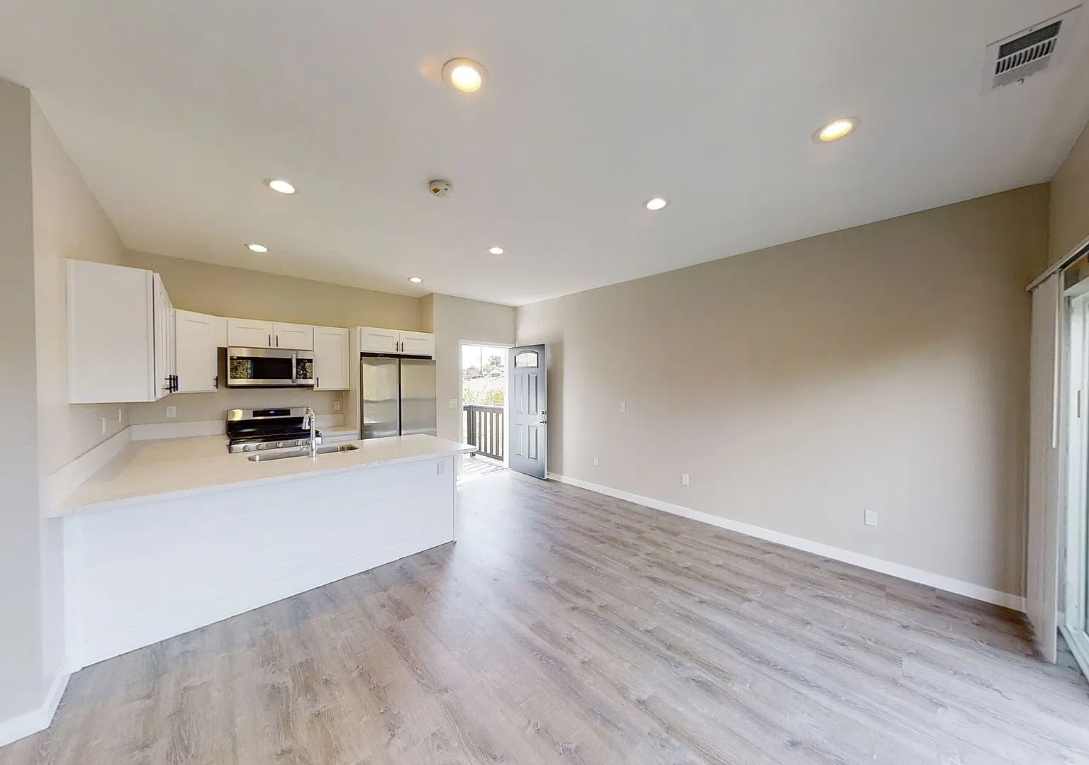 New 4 bed house with Private Deck! — Photo 2
