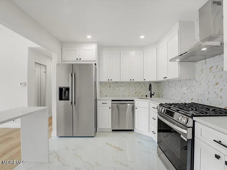 341 Danbury Ln — Photo 11