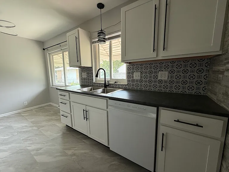 1047 Kirk St — Photo 3