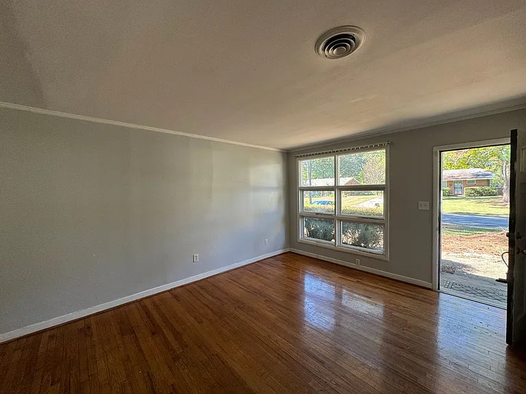 1143 Lakewood Dr — Photo 4