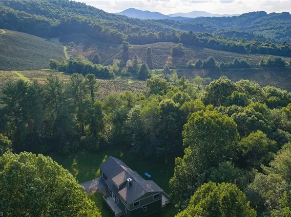 486 Hunter Lysik Way, Laurel Springs, NC 28644