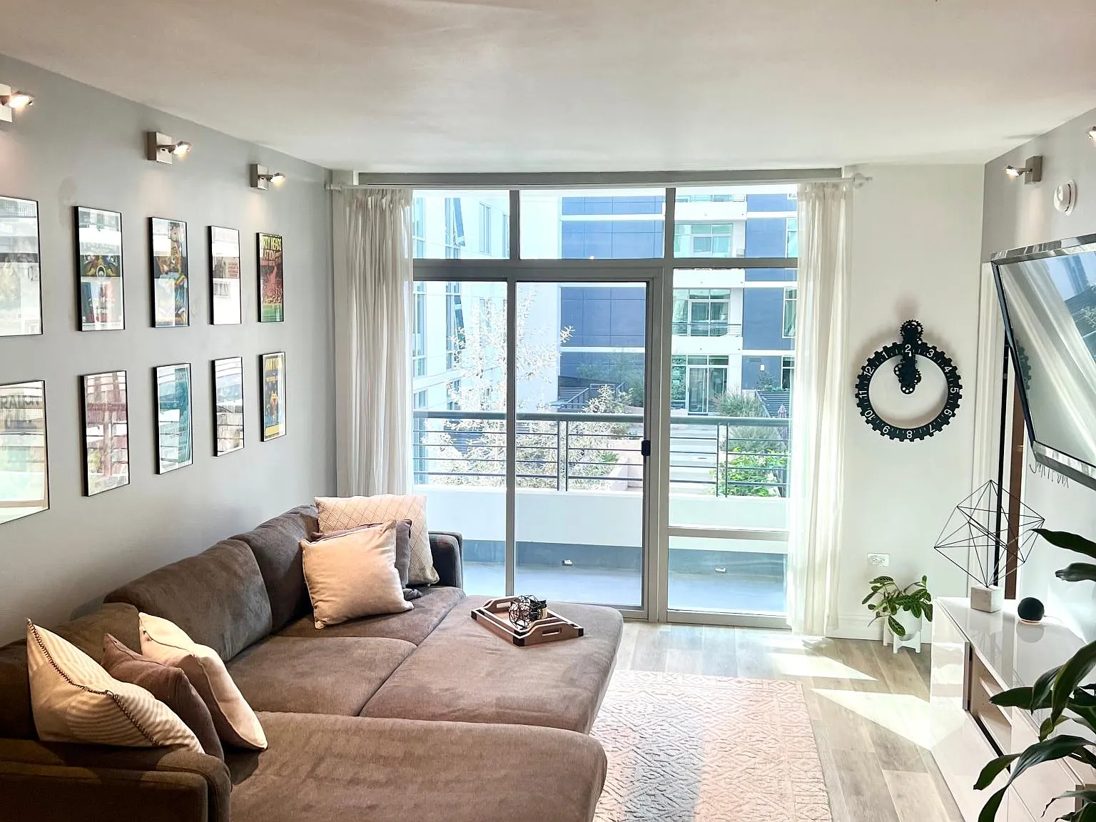 425 W Beech St — Photo 1
