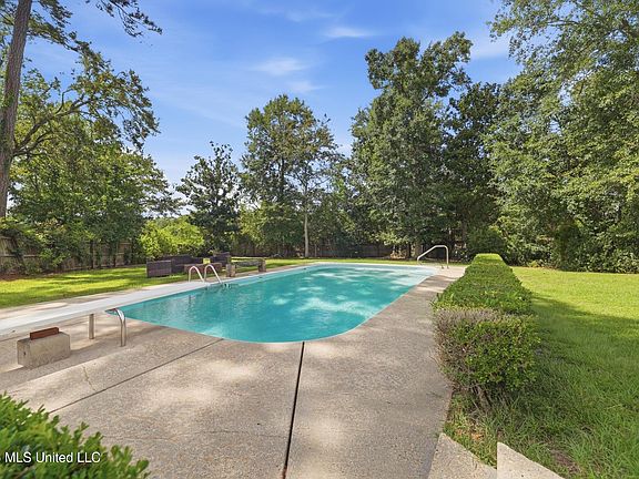 3rd image of 5428 Diamondhead Dr E