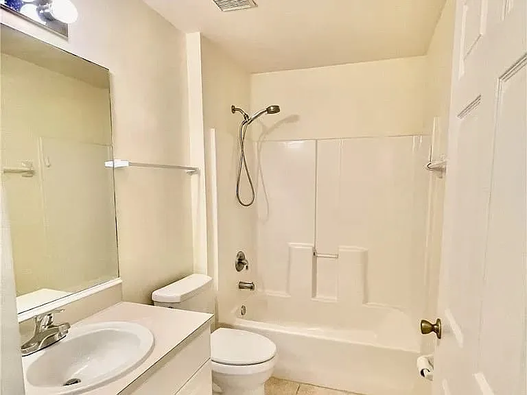 2703 SW 1st Ave — Photo 6