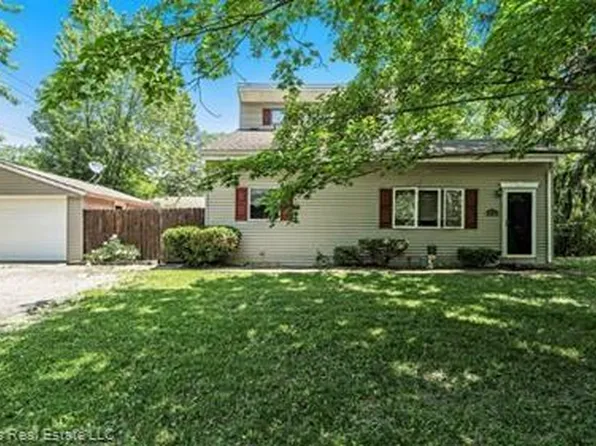6794 Dandison Blvd, West Bloomfield, MI 48324