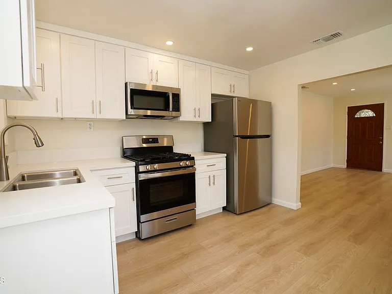 2938 Warwick Ave — Photo 6
