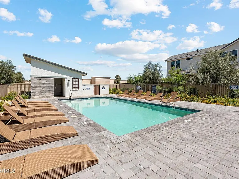 15704 W Polk St — Photo 26