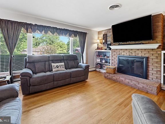 4th image of 10535 Peachtree Ln