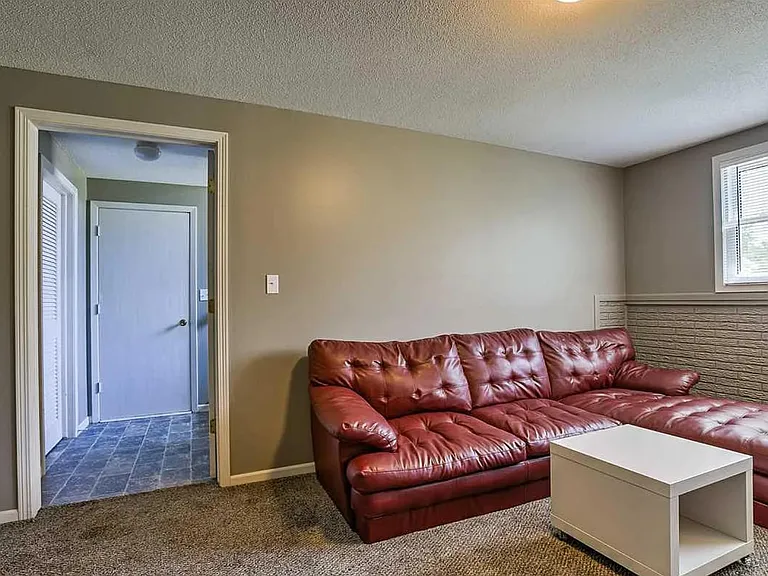 1901 Manor Ct — Photo 17