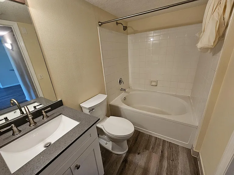 604 Villa Cir #604 — Photo 11