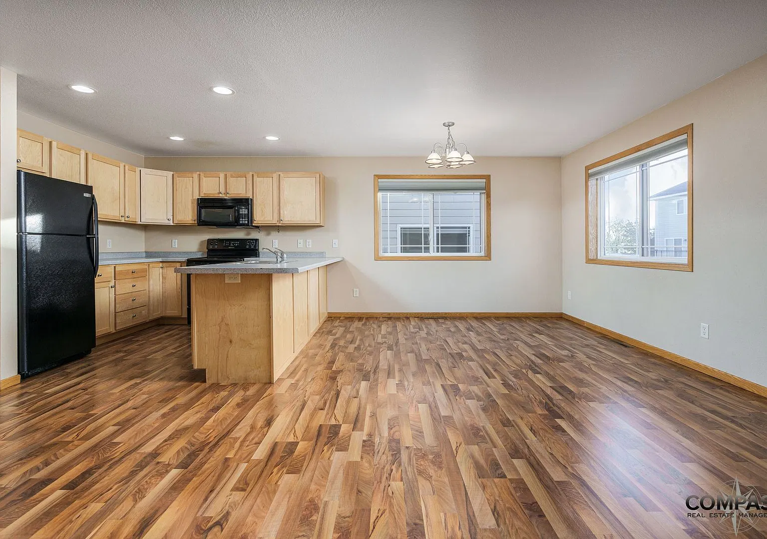 Spacious Updated Townhome With In-Unit Laundry — Photo 2