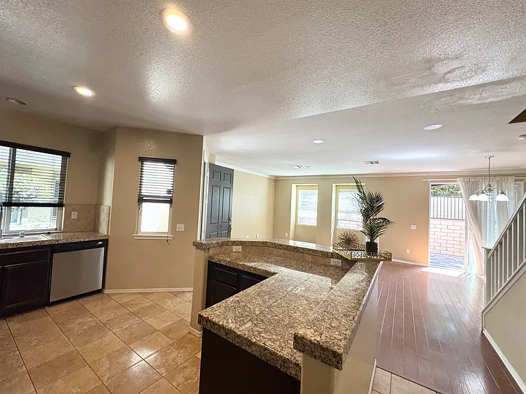 425 S Meadowbrook Dr S #106 — Photo 20