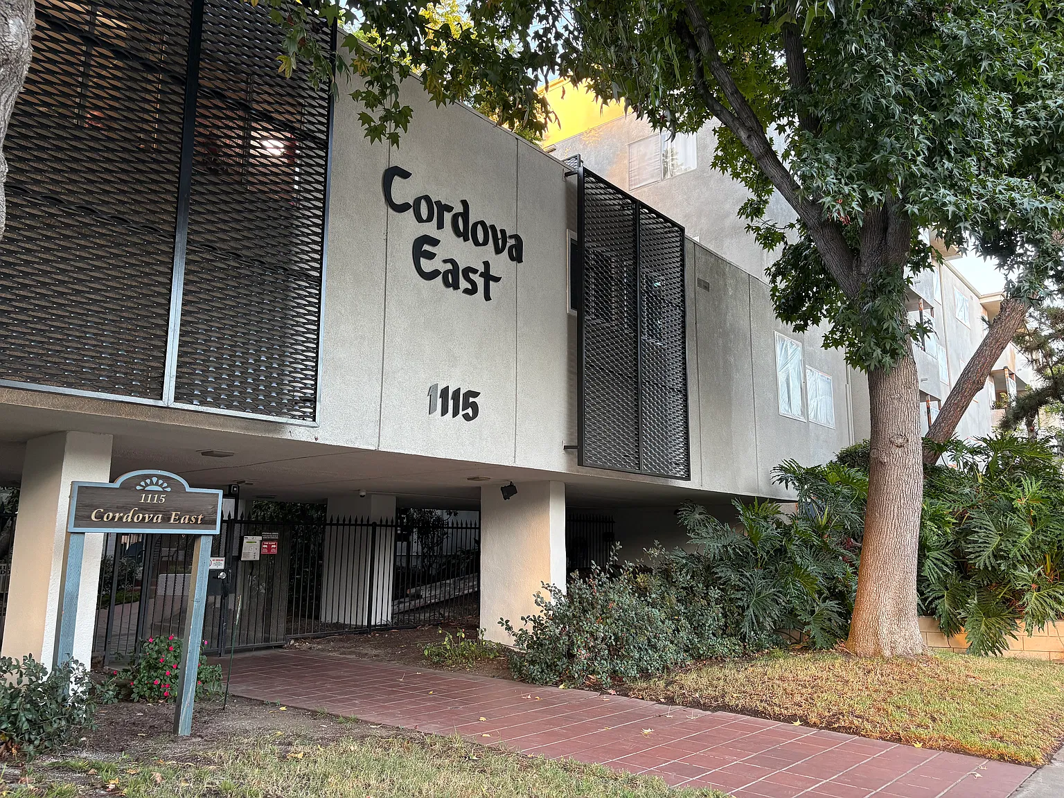 1115 Cordova St — Photo 2