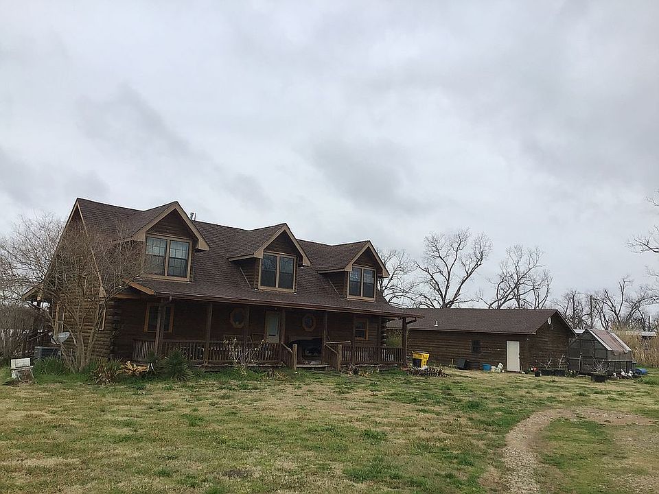 3 bed 2 1/2 bath Log Home 