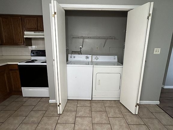 5th image of 909 E Quincy St APT A