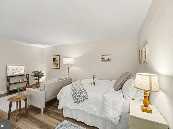 2325 42nd St NW APT 220, Washington, DC 20007
