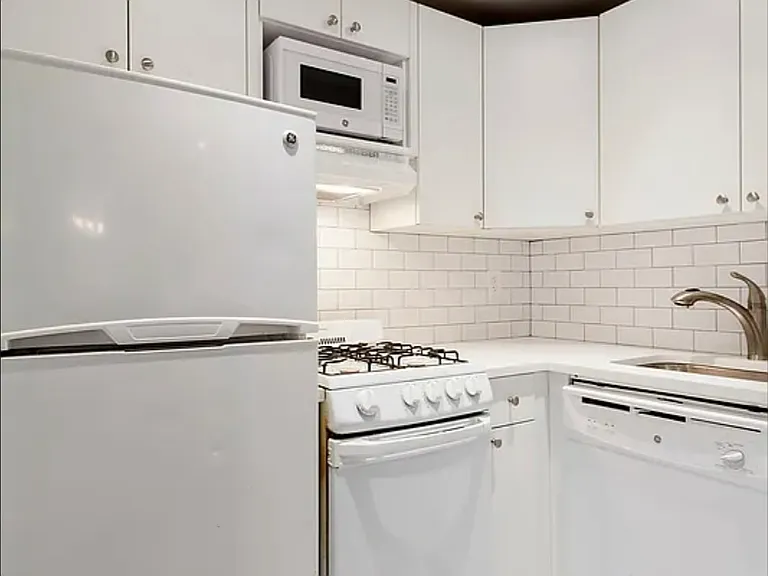 1560 York Ave #4B — Photo 3