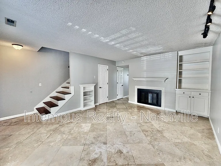 737 Fox Ridge Dr — Photo 3