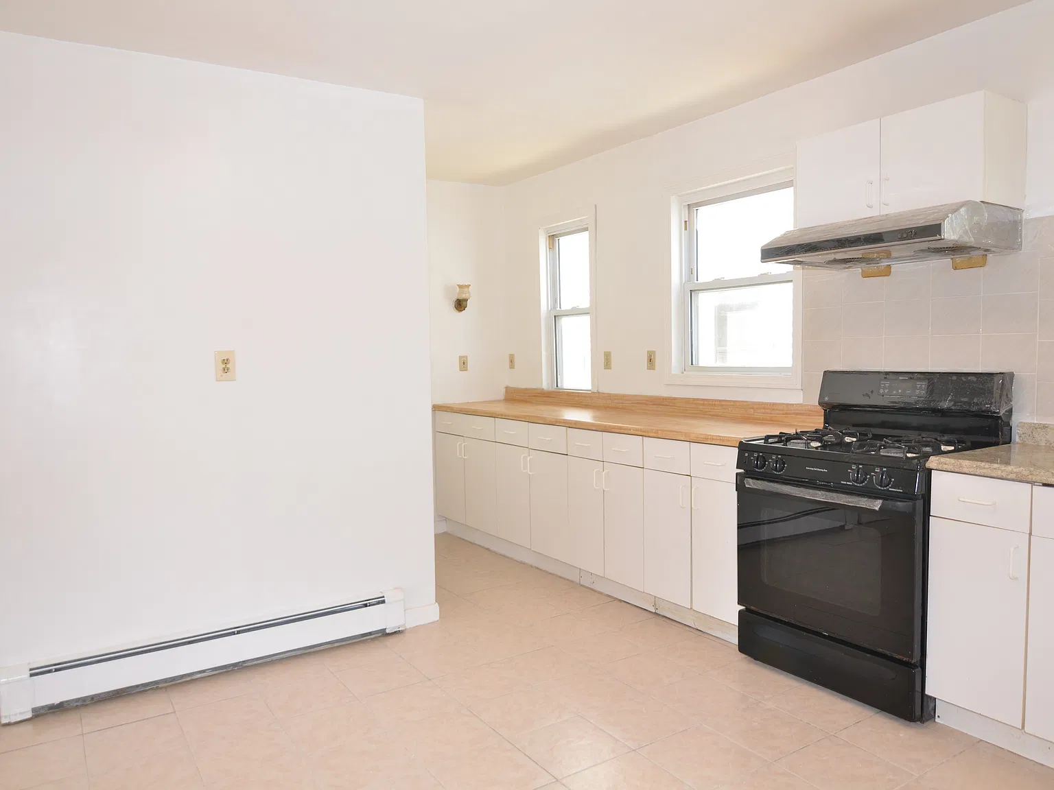 3 bed, 1.5 bath, 1500 sqft, $2,800 — Photo 2