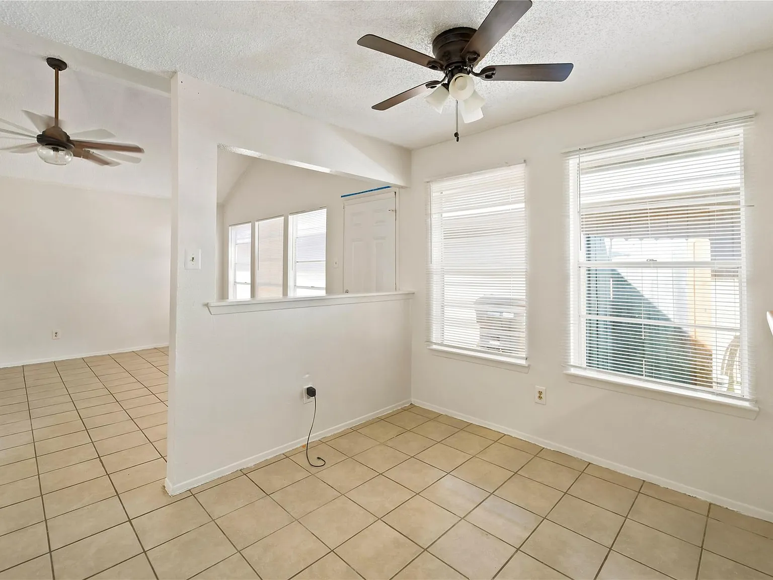 2 bed, 1.0 bath, 904 sqft, $1,370 — Photo 2