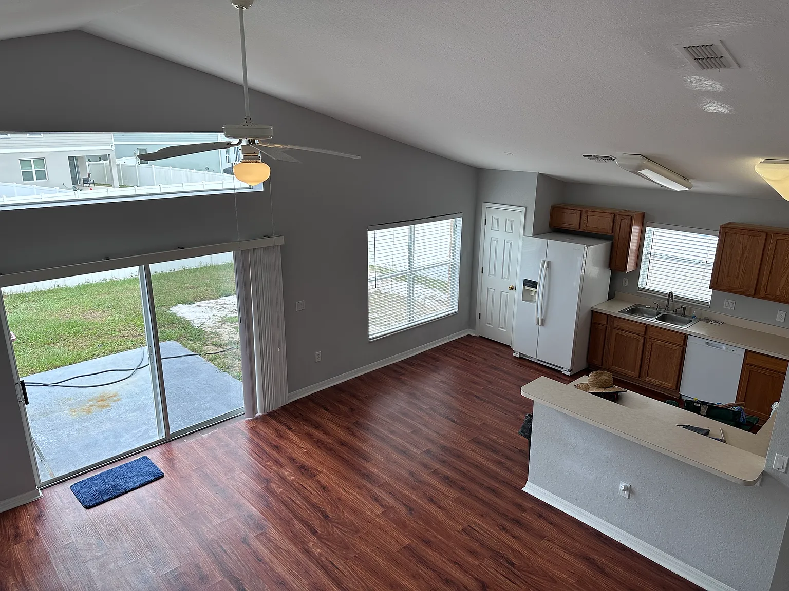 4 bed, 2.5 bath, 2050 sqft, $2,000 — Photo 2